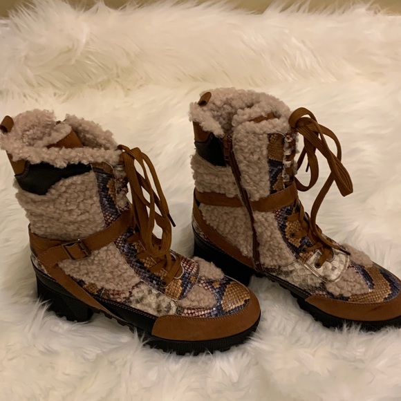 Trendy and stylish combat boot - Picture 3 of 6